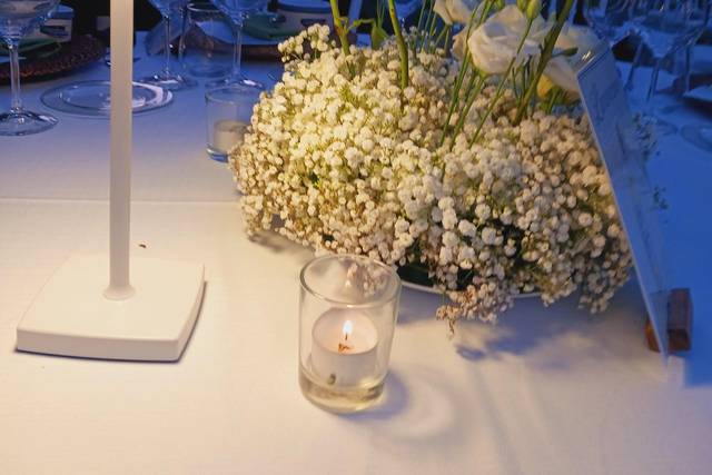 Centrotavola gypsophila e rose