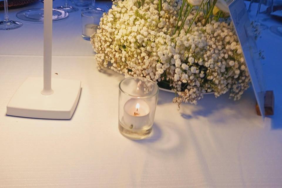 Centrotavola gypsophila e rose