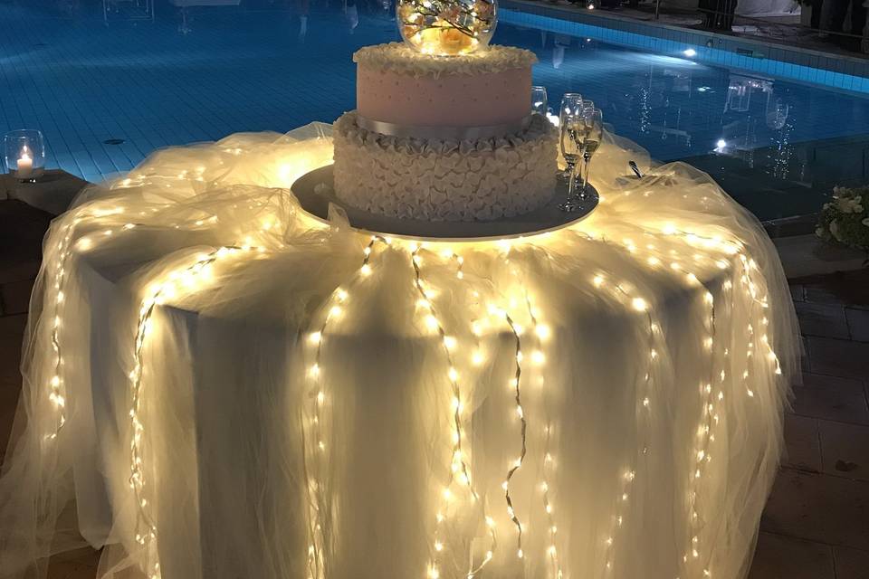 Il taglio torta in piscina