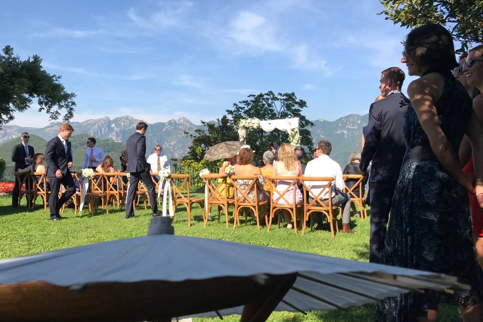 Gli invitati si accomodano