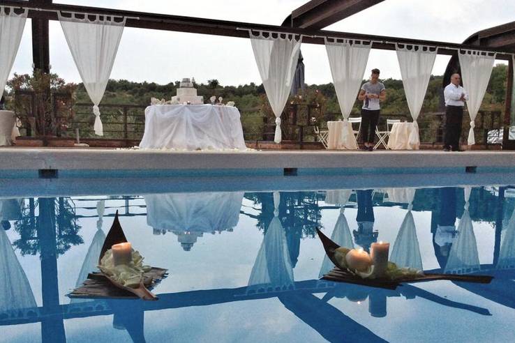 Matrimonio a bordo piscina