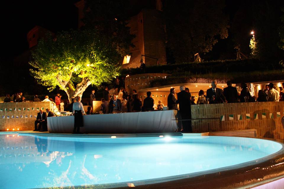 Festeggiamenti a bordo piscina