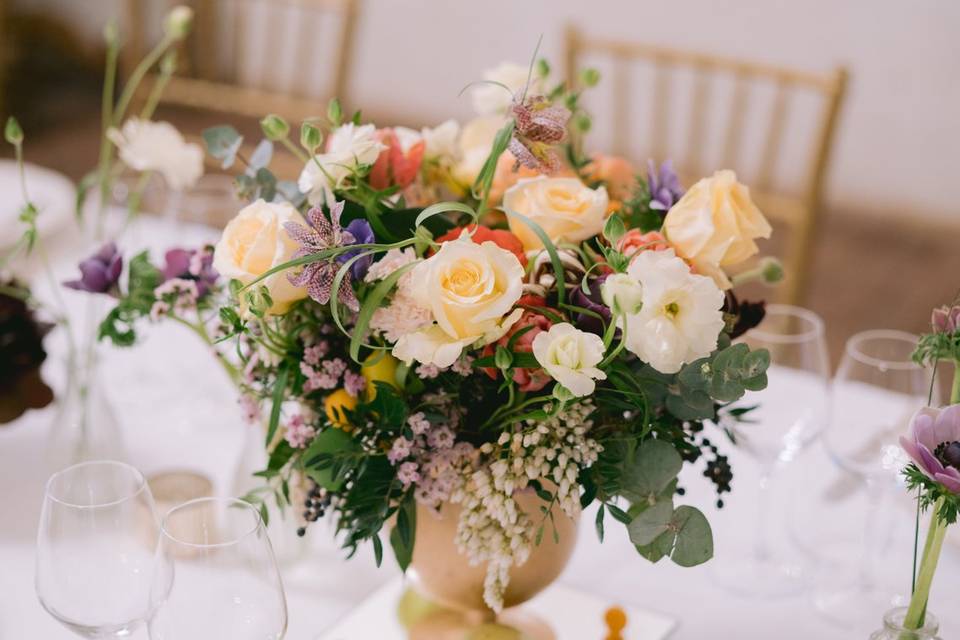 Centro tavola con fiori e frut