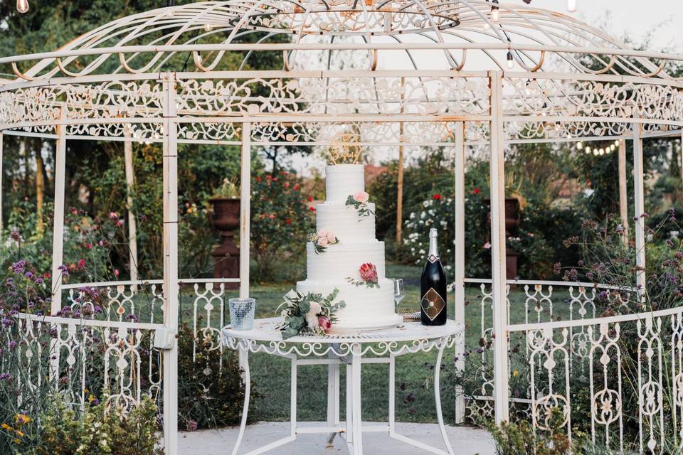 Wedding cake in giardino