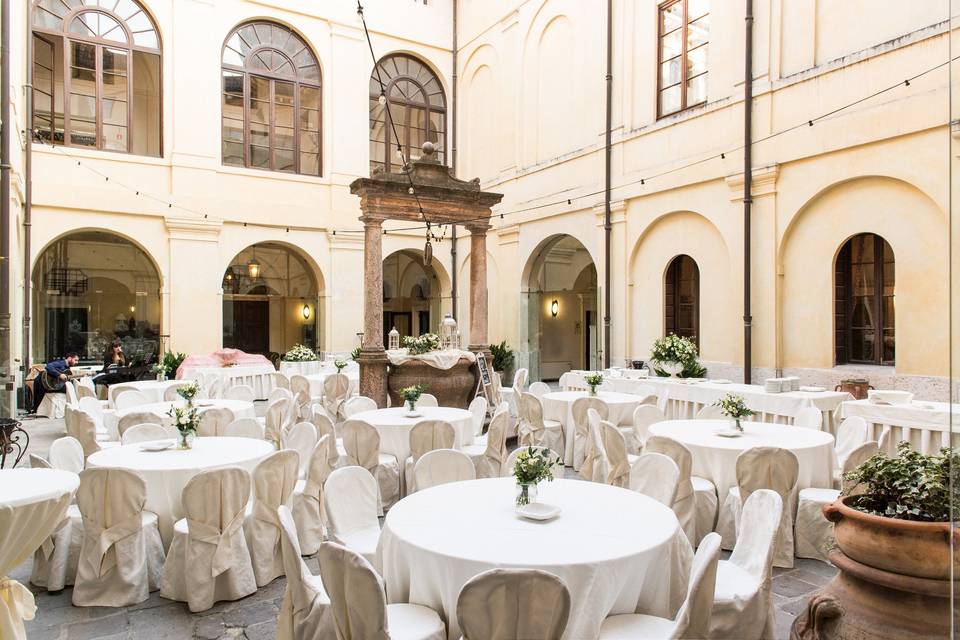 Aperitivo nel chiostro