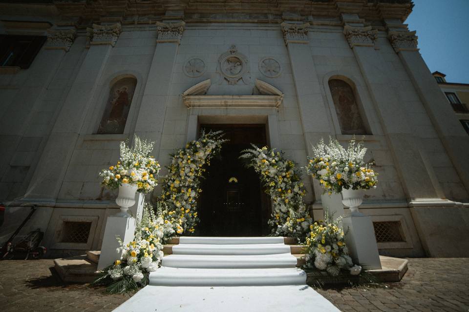 Arco floreale chiesa