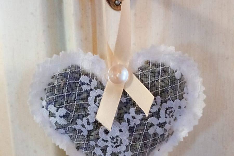 Cuore pizzo chiaro con lavanda