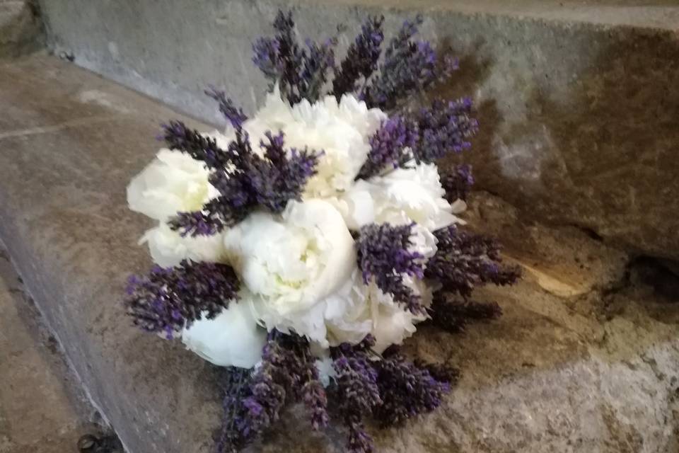 Bouquet sposa peonie e lavanda