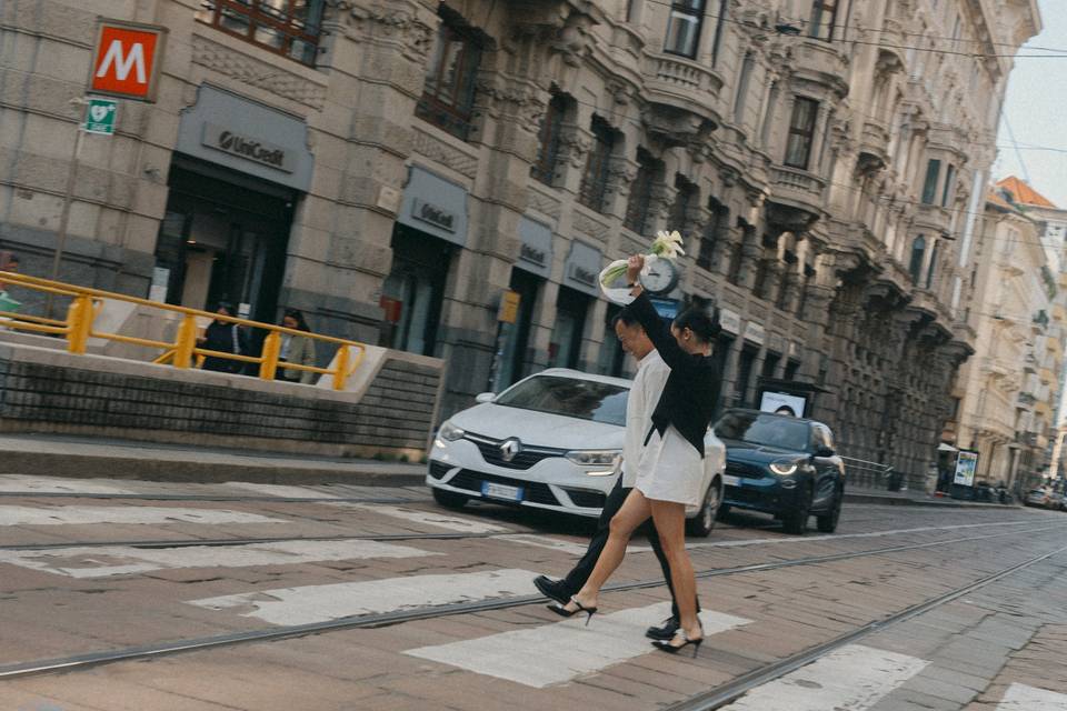 Scena urbana con gli sposi
