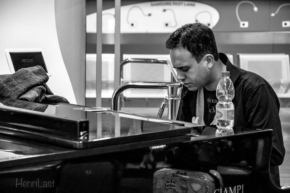 Valerio Mattei-piano e voce