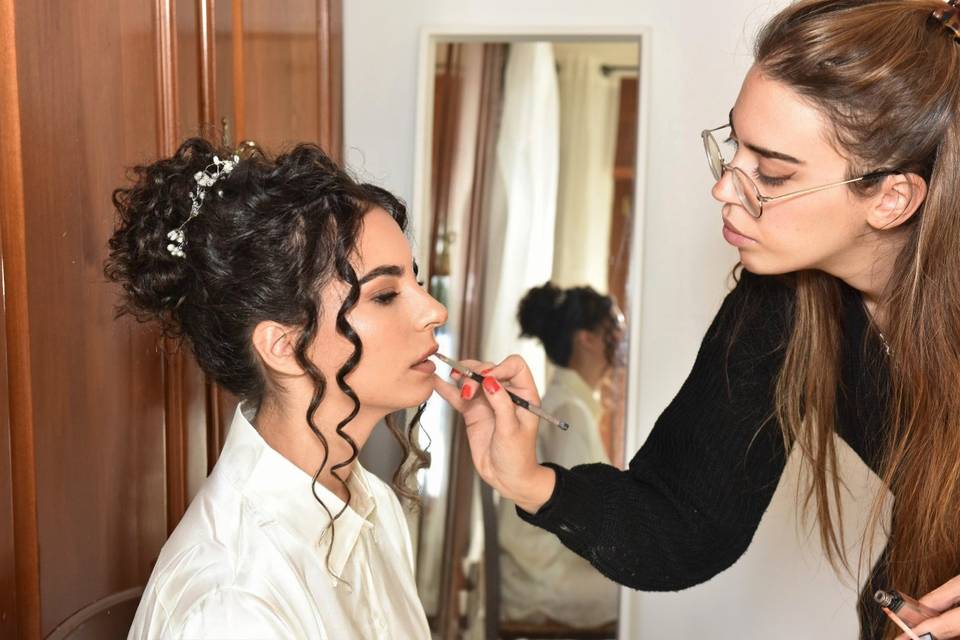 Preparazione trucco sposa