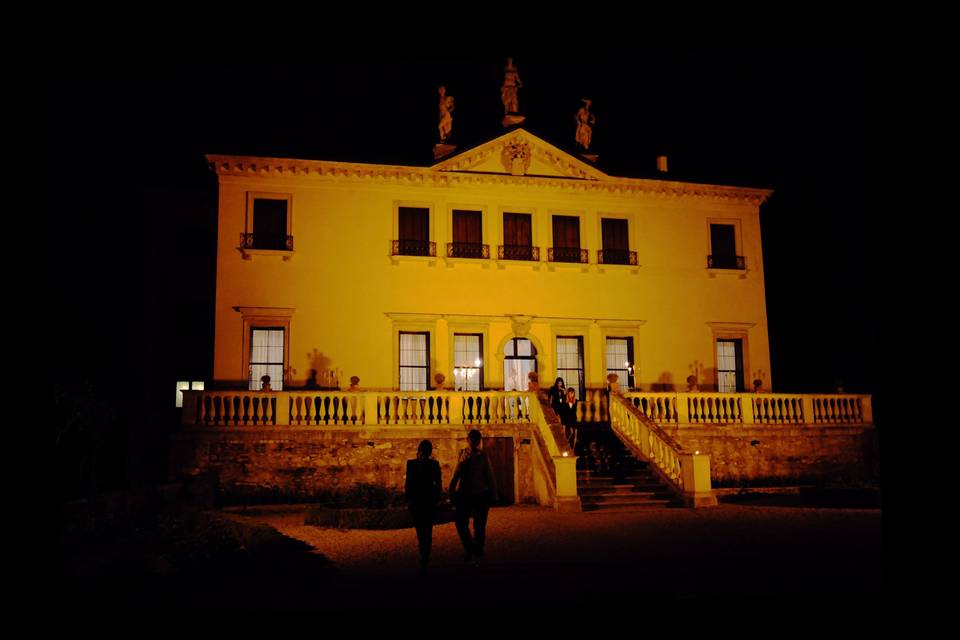 Facciata palazzina by night