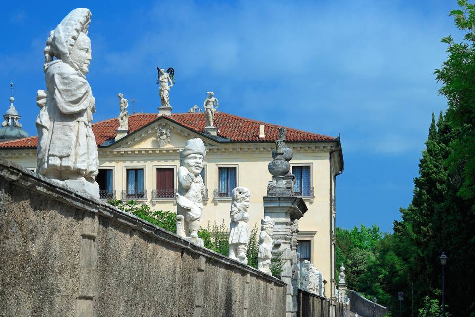 Muro di cinta con nani