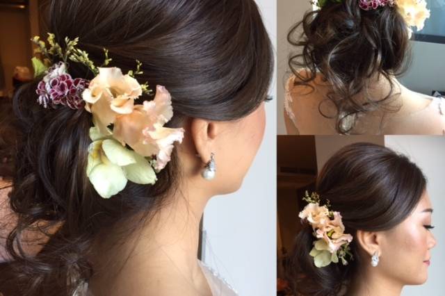 Chignon basso sposa con fiori