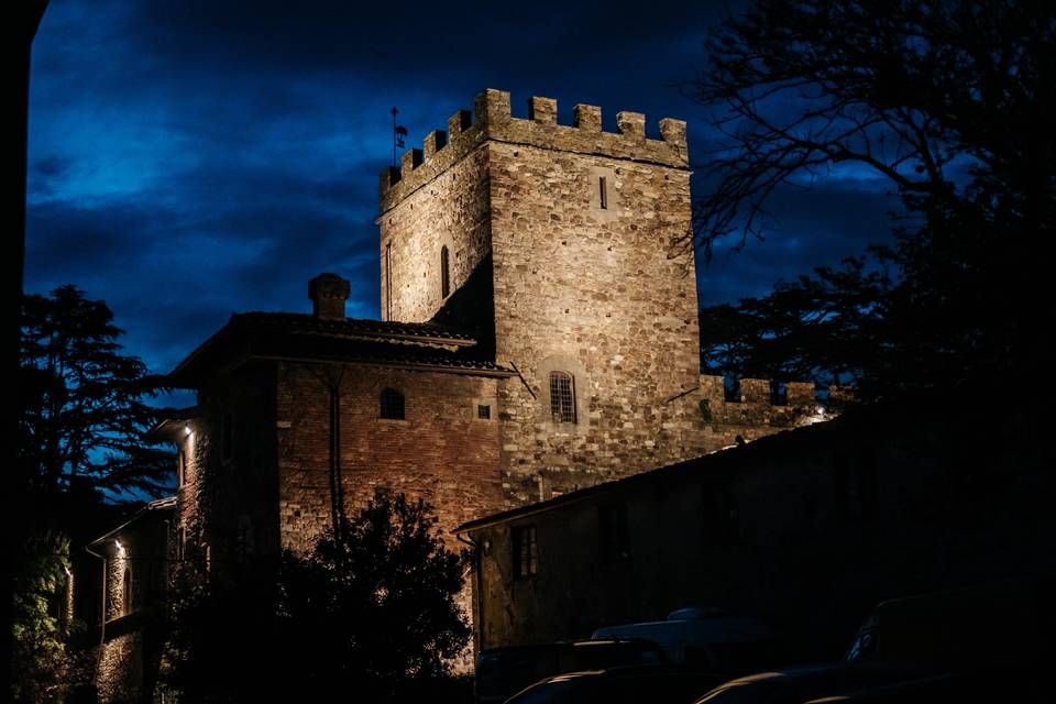 Torre del castello illuminata