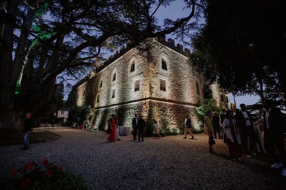 Giardino e castello illuminato