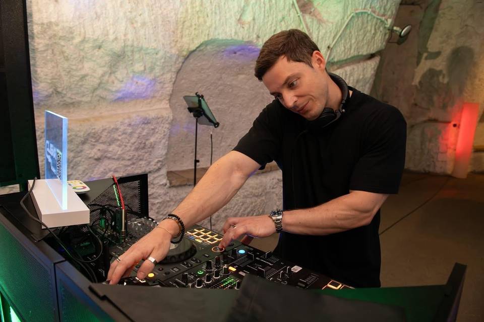 DJ set in action