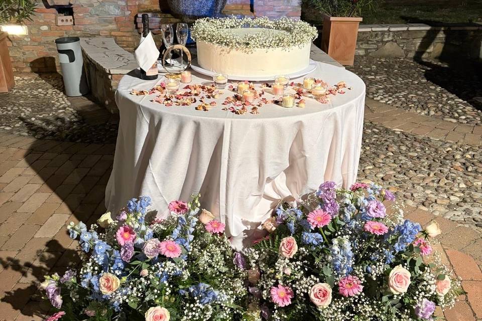 Torta unica panna e velo sposa