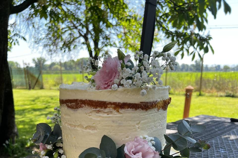 Nude cake e fiori
