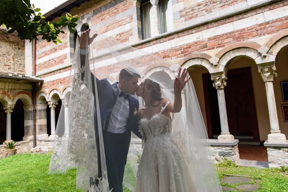Laura e Fabio nel chiostro