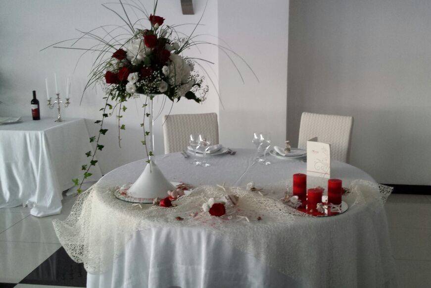 Tavolo sposi sul rosso