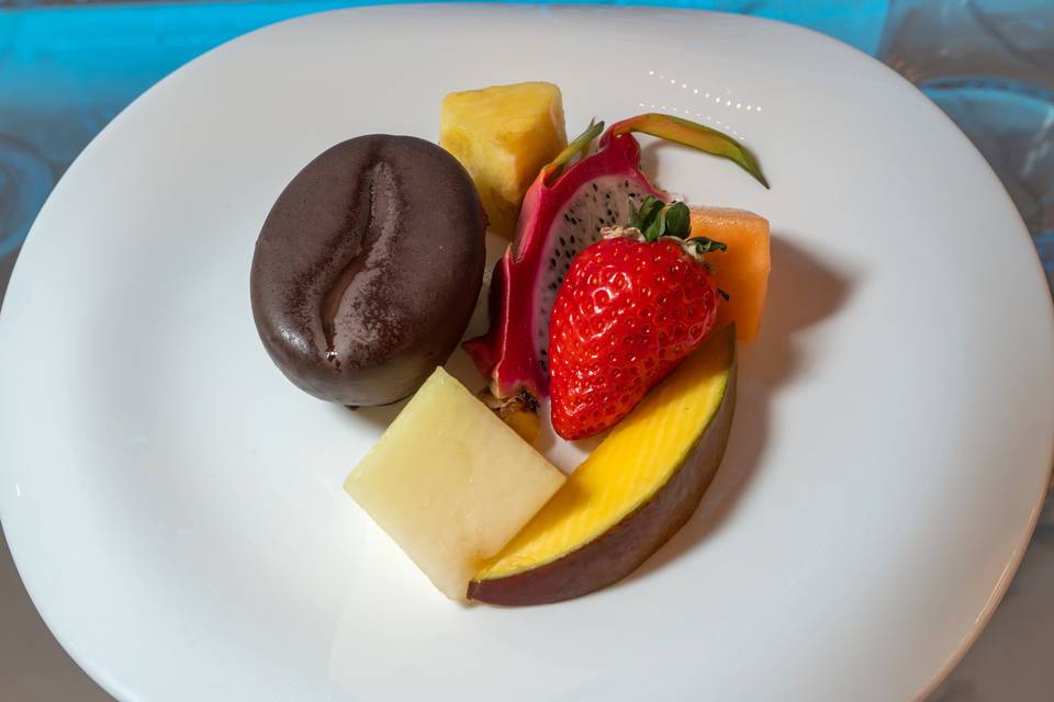 Tagliata di Frutta con Dessert
