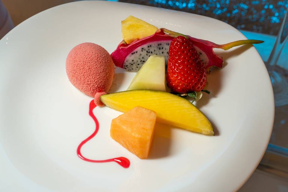 Tagliata di Frutta con Dessert
