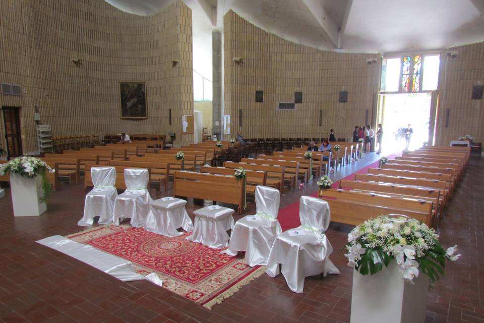 Allestimento sedute chiesa