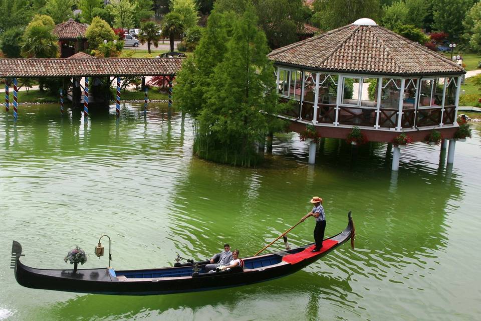 La gondola nel lago nel parco