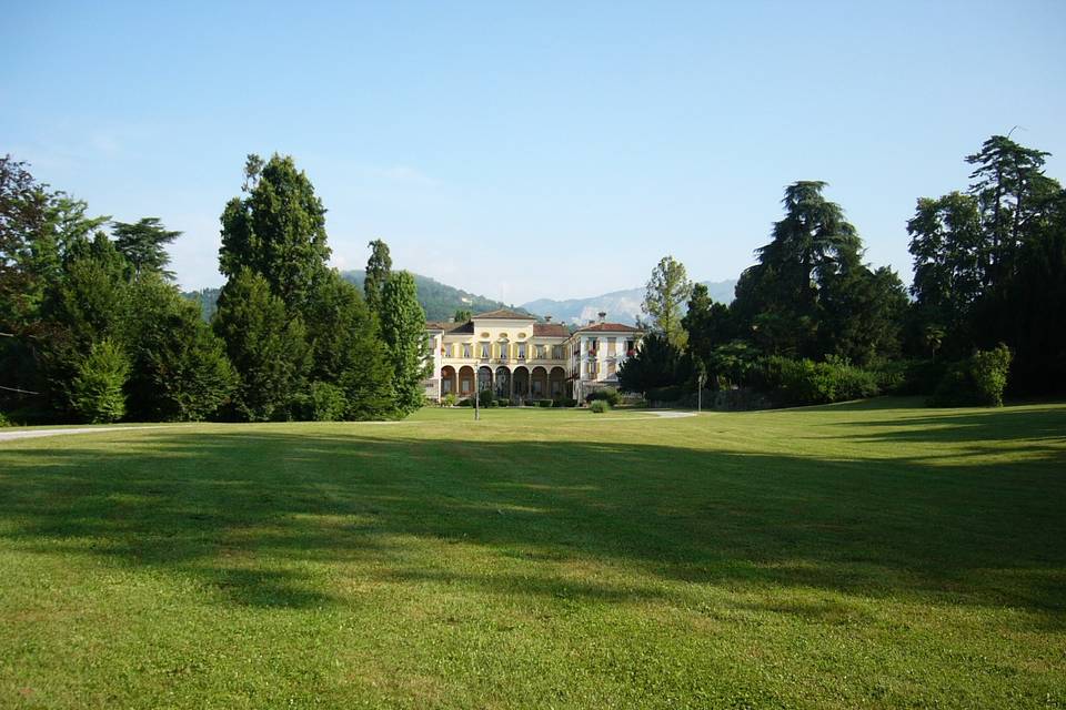 Veduta dal giardino