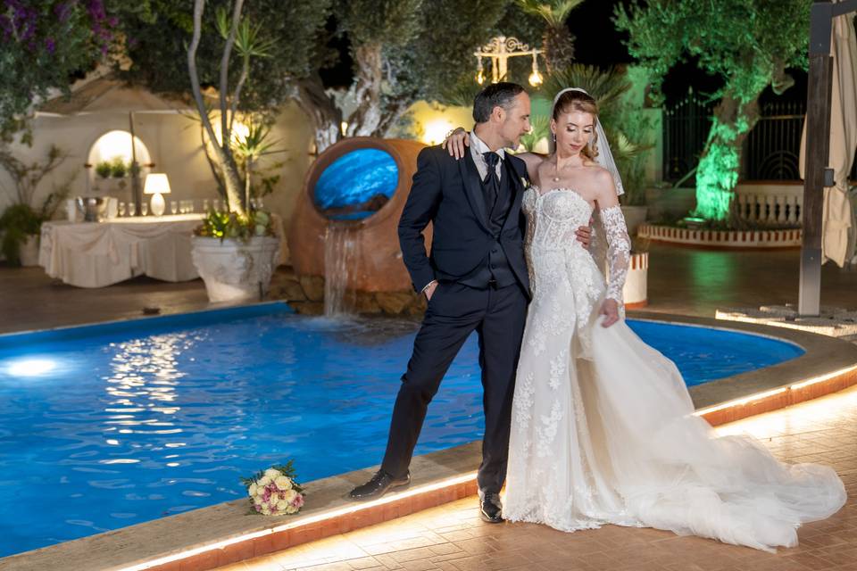 Matrimonio elegante in piscina