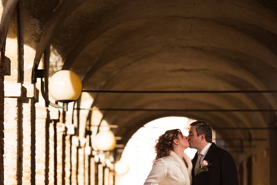 Un bacio sotto il porticato