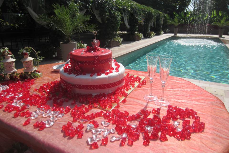 Taglio della torta in Piscina