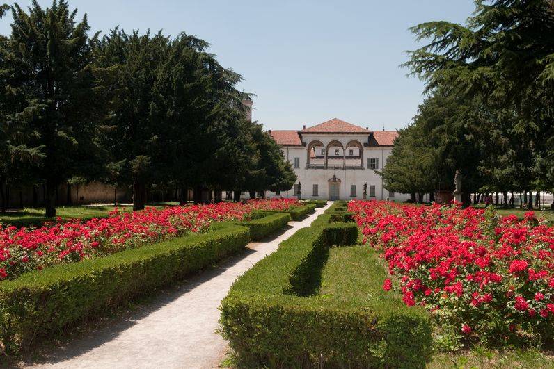 Il parco e il palazzo borromeo