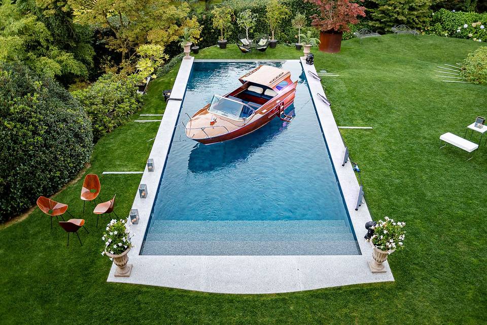 Barca in piscina