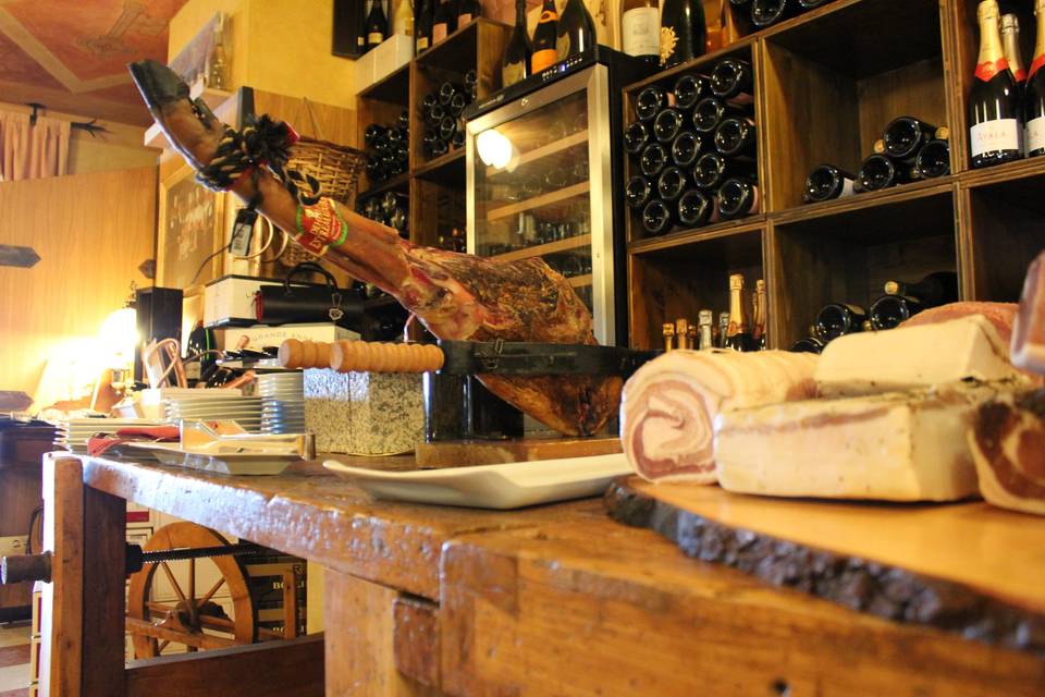 L'angolo dei salumi in cantina