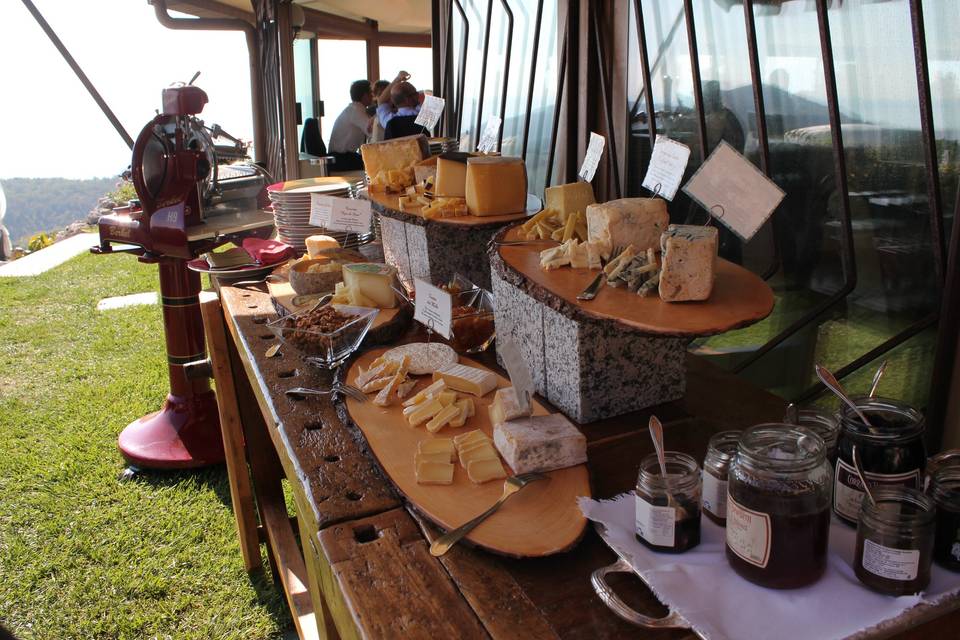 Il buffet dei formaggi in giardino