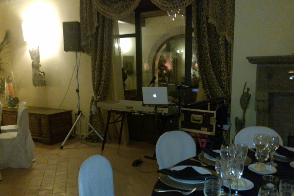 Cena in villa con musica.