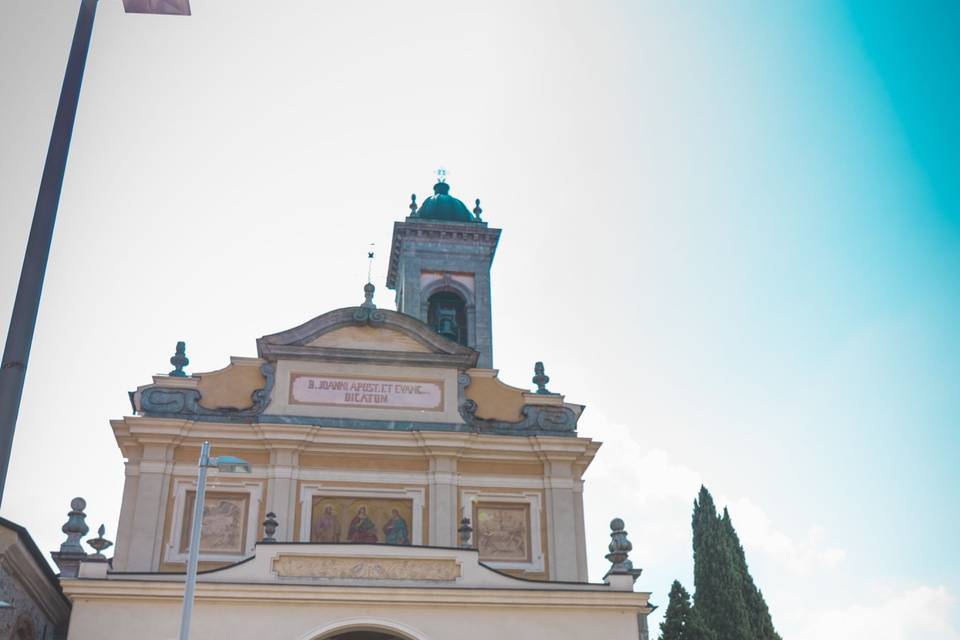 L'auto davanti alla chiesa