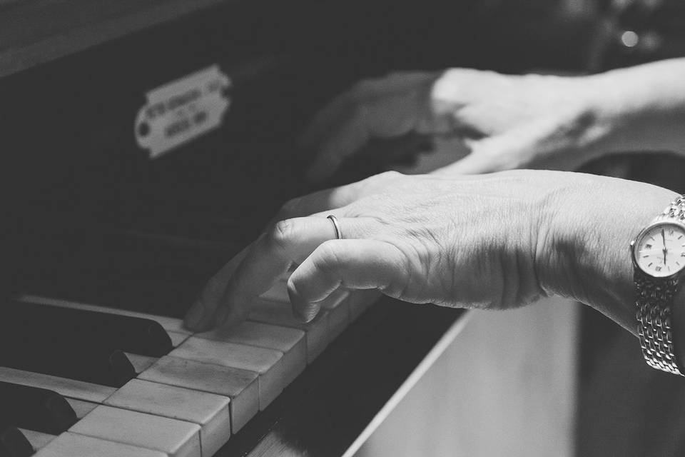 Mani sul pianoforte