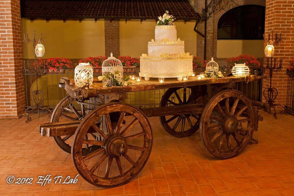 Punto wedding cake