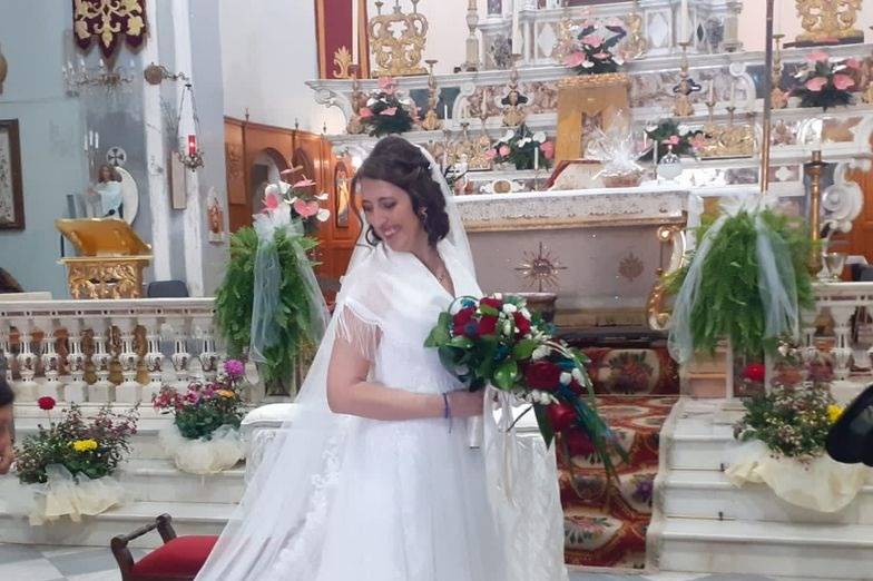 Sposa all'altare con bouquet