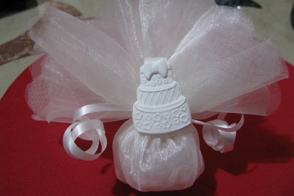 Mini wedding cake su confetti