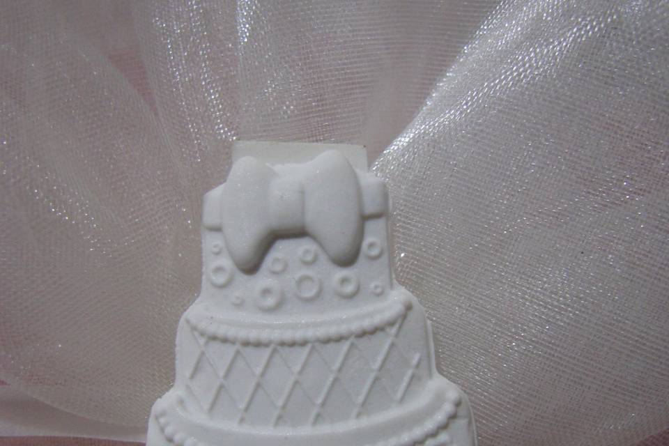 Mini wedding cake su confetti