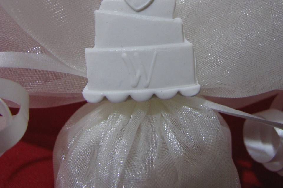 Mini wedding cake su confetti