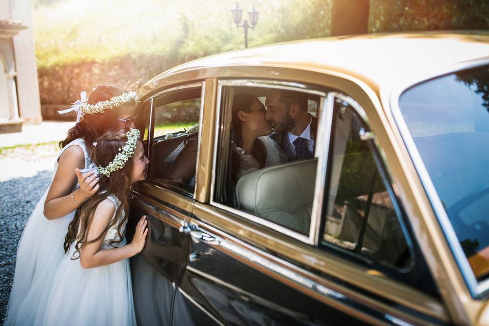 Auto sposi,bimbi curiosi