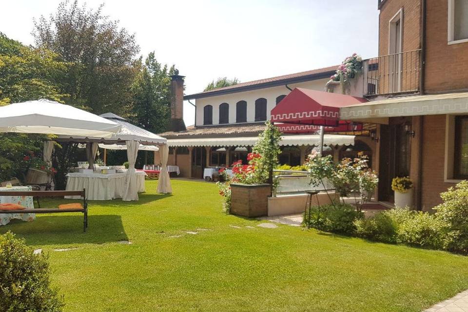 Tavolo buffet in giardino