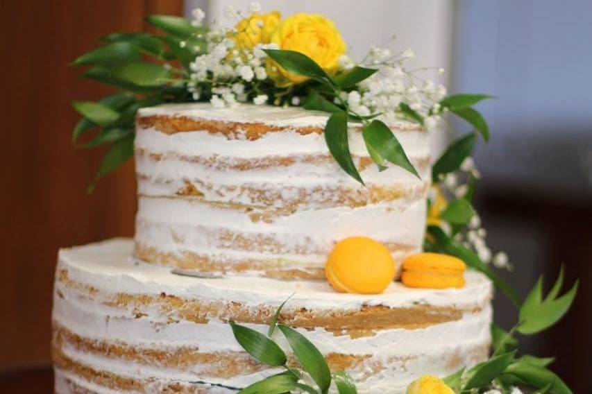 Nude cake con fiori freschi