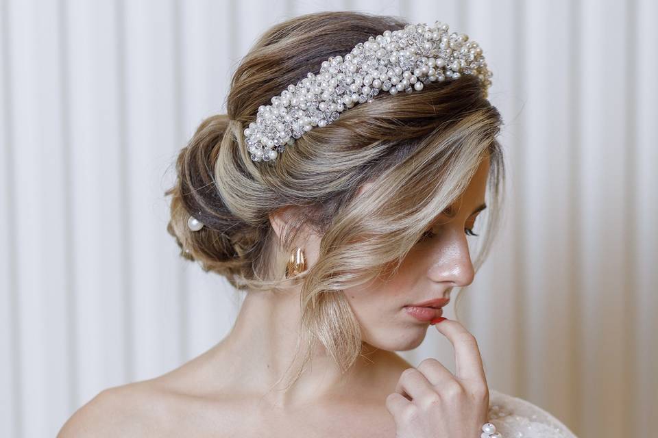 Sposa, con diadema e raccolto.