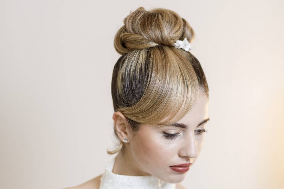 Sposa, chignon alto elegante